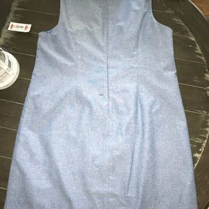 Sleeveless dress with front embroidery.